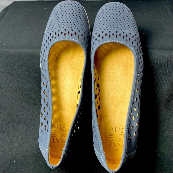NATURALIZER BRINA WO SIZE 9M  SLIP ON WEDGE LOAFER STEEL  BLUE LASER CUT DESIGN - Picture 1 of 14